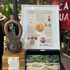 Muestra. La exposición contiene un escrito sobre el origen del cacao.