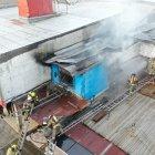 Personal bomberil durante las tareas de ventilación tras el incendio en un inmueble en las calles Séptima y Ayacucho, en el suroeste de Guayaquil.