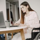 Digital. La personas con discapacidad acceden a stands de empresas.