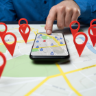 Tecnología. Una persona utiliza el mapa de Google.