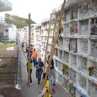 Los ciudadanos empezaron a llegar de a poco al Cementerio General de Guayaquil.