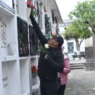 Ciudadanos ya empiezan a acudir a los cementerios en Quito para visitar a sus familiares.