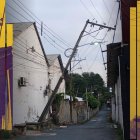 Un poste dañado está a punto de colapsar en la avenida Carlos Julio Arosemena, norte de Guayaquil.