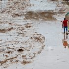 Aspecto de la carretera que une Valencia y Torrente, este jueves. La Comunidad Valenciana intenta recuperarse de la peor inundación del siglo en España.