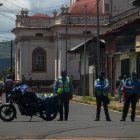 Agentes antidisturbios de la Policía Nacional vigilando la entrada de la iglesia de San Jerónimo en la ciudad de Masaya (Nicaragua).
