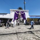Familias latacungueñas visitan en el cementerio general de Latacunga.