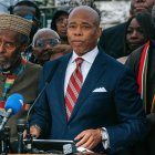 Fotografía de archivo del 26 de septiembre de 2024 del alcalde de Nueva York, Eric Adams (c).