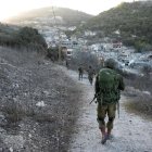 Militgares de Israel recorren una zona en Líbano, mientras se desarrolla una operación.