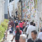 Recorrido. Con el paso de las horas, incrementó el número de personas que aprovecharon el inicio del feriado para visitar los cementerios.