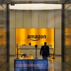 New York (United States), 27/05/2020.- A man is seen inside the entrance to the Amazon offices in New York, New York, USA, on 27 May 2020. Restrictions requiring the shut down of all non-essential businesses are currently in place around the United States to stop the spread of the highly-contagious coronavirus, though some areas are beginning to be reopen. These restrictions are having massive economic implications and some local and federal politicians are beginning to suggest plans for lifting some rules in an effort to get parts of the economy going again; many health officials are worried this will lead to another spike in COVID-19 cases. (Abierto, Estados Unidos, Nueva York) EFE/EPA/JUSTIN LANE