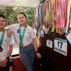 Los hermanos Bayardo y María Sol Naranjo junto a varias de las medallas que han ganado representando al país en las competencias de pentatlón moderno.