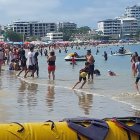Desde la tarde de este 1 de noviembre, los turistas empezaron a llegar a las playas de Santa Elena. Salinas, en la imagen, ha sido una de las más visitadas.