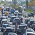 La avenida del Bombero registra un alto flujo vehicular en las mañanas. Los atolladeros se forman, en la mayoría de ocasiones, durante el ingreso de estudiantes a dos instituciones de la zona.