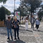 Las familias cuencanas llegaron desde muy temprano al cementerio para limpiar y arreglar las tumbas de sus seres queridos.