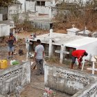Hechos. Los familiares de los deudos deben primero realizar actividades de limpieza para poder pasar un momento cerca de la tumba de sus seres queridos.