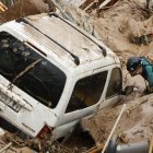 Expertos de la Guardia Civil buscan cuerpos sin vida entre los vehículos atrapados entre los cimientos de un edificio en construcción este sábado 2 de noviembre en Paiporta, Valencia.