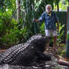 Fotografía de archivo del cuidador del centro Marineland Melanesia de Australia con Cassius, el cocodrilo en cautividad más grande del mundo, que falleció este viernes 1 de noviembre.