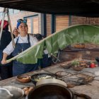Horno. La chef, Valentina Álvarez, calienta una hoja de plátano en el típico fogón manabita. En esa hoja se prepara la tonga, que por costumbre es el almuerzo de un agricultor.