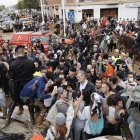 El rey Felipe VI trata de calmar a los vecinos indignados, durante su visita este domingo 2 de noviembre a Paiporta, epicentro de las inundaciones de Valencia