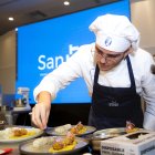 Concurso. Un joven cocinero participa en un concurso culinario de innovación gastronómica con elaboraciones a base de banano