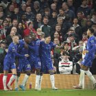 Moisés Caicedo celebra su gol con sus compañeros en Chelsea.