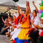Grupos de danza animan la feria de los artesanos.
