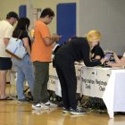Personas votaron anticipadamente en el Centro Comunitario Columbia Heights, en Washington, el viernes 1 de noviembre.