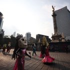 Personas participan en el desfile del Día de Muertos, en la Ciudad de México.