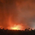 Fotografía cedida por los servicios de emergencia de Indonesia (BPBD, en sus siglas en indonesio) del volcán Lewotobi Laki-Laki, en la isla indonesia de Flores.