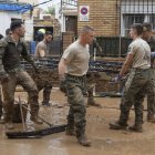 Miembros del Ejército de Tierra limpia las calles tras el paso de la dana, este lunes 4 de noviembre en Utiel, Valencia.