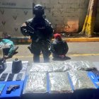 Entre los indicios se encontró armas de fuego, municiones y droga.