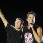 El cantante colombiano Carlos Vives (d) y el ciclista colombiano Rigoberto Urán durante el homenaje al deportista en Medellín (Colombia).