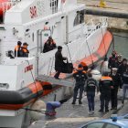 La patrulla de la guardia costera italiana llega al puerto de Bari con los 12 migrantes del centro de repatriación italiano en Gjader, a quienes se ordenó su regreso al país en octubre pasado.