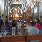 Los feligreses, conmocionados, no han dejado de orar por el sacerdote Enrique Arcos.