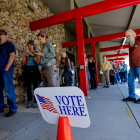 Vista de ciudadanos que acuden a votar en Black Mountain, Carolina del Norte, el 21 de octubre de 2024.