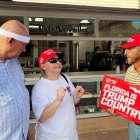 Ania Fresquet (c), una votante inscrita en la lista demócrata pero que vota por Donald Trump.