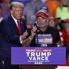 El candidato presidencial y expresidente de EE.UU. Donald Trump cede el escenario al trabajador automotriz Brian Pannacker durante un mitin de campaña en Grand Rapids, Michigan, EE. UU., 04 de noviembre de 2024.