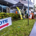 La gente espera en fila para votar en el último día de votación anticipada de Florida para las elecciones presidenciales de 2024 en Florida, en el Departamento de Elecciones del Condado de Miami-Dade.