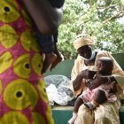 Una mujer da de comer a su nieta con tuberculosis en un centro médico en Sierra Leona.