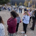 Personas esperan en una fila para votar en un centro de votación instalado en la tienda Banana Factory, este martes, en Bethlehem, Pensilvania (Estados Unidos).