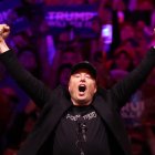 Fotografía de archivo en donde el empresario Elon Musk gesticula ante la audiencia durante un mitin celebrado en apoyo al candidato presidencial republicano.