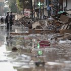 Efectivos de la Policía Local trabajan para despejar una calle de Paterna este martes 5 de noviembre, en Valencia (España).