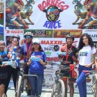 Los competidores, además de pedalear hubo fiesta de espuma y piscinas.