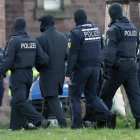 Agentes de la Policía Federal alemana llevan a un detenido, presunto miembro de una organización terrorista de extrema derecha, el 5 de noviembre 2024.