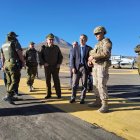 El subsecretario de la cartera Luis Cordero (c), durante su visita a la ciudad fronteriza de Colchane, región de Tarapacá (Chile).