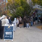 Personas esperan en una fila para votar en un centro de votación instalado en la tienda Banana Factory, este martes, en Bethlehem, Pensilvania (Estados Unidos).
