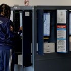 Una persona emite su voto en el recinto electoral de la Biblioteca Metropolitana del Condado de Fulton el día de las elecciones en Atlanta, Georgia, EE. UU., el 5 de noviembre de 2024.