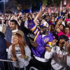 Partidarios de la candidata demócrata Kamala Harris se reúnen para una fiesta de vigilancia nocturna de las elecciones en la Universidad Howard en Washington, este martes 5 de noviembre.