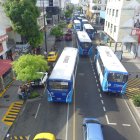 LOS HABITANTES DE LA CALLE DE GUAYAQUIL SE QUEJAN POR EL HUMO Y EL DAÑO EN LA CALLE TRAS EL RECORRIDO DE BUSES POR EL SEGUNDO CORREDOR VÍAL.
10052018 - CALLE ESMERALDAS CONGESTIONADA POR BUSES / GUAYAQUIL - ECUADOR / ALEX LIMA / EXPRESO.
