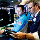 Fotografía de archivo en donde corredores de bolsa trabajan en Wall Street.